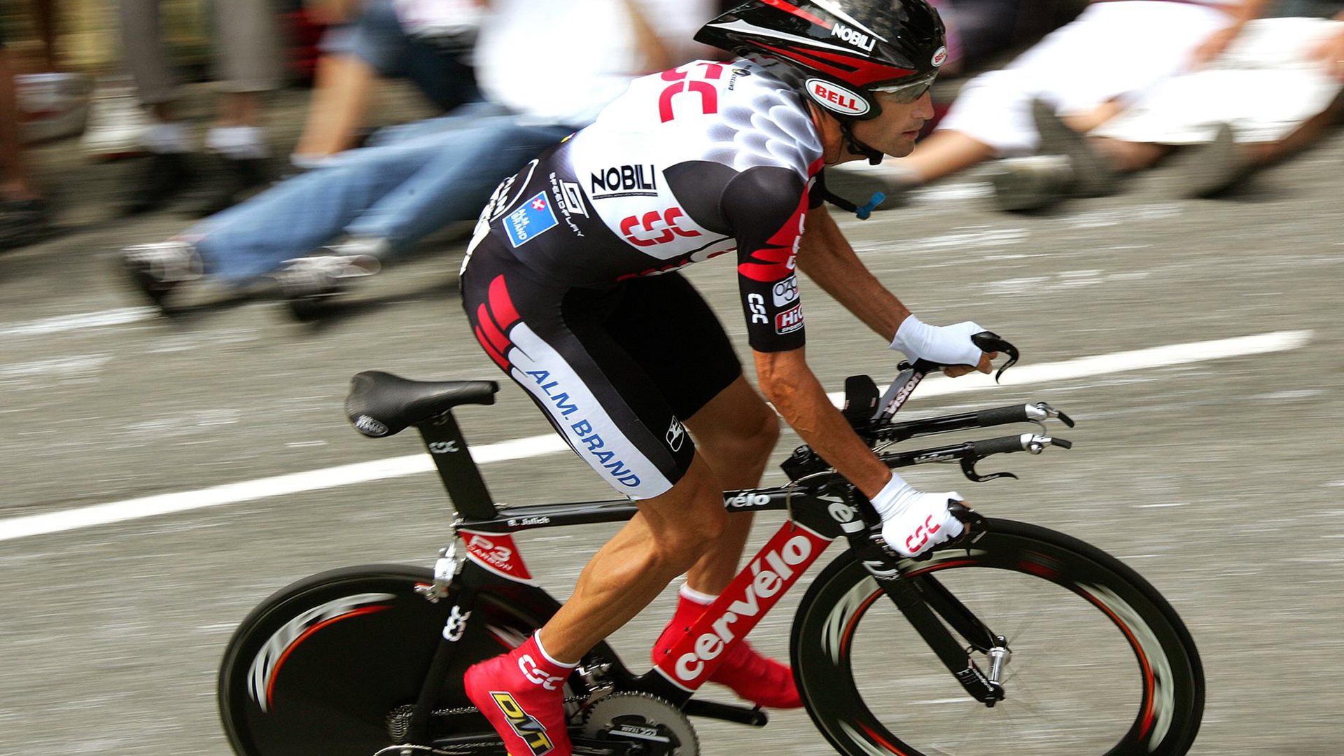 球员在欧冠赛场上凭借默契配合完成精彩配合得分，欧冠参加队伍